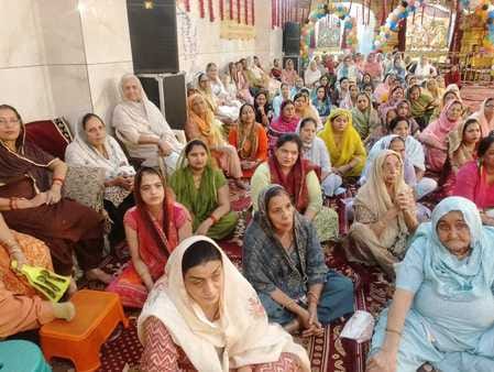 20.... तरावड़ी श्री हनुमान सेवा समिति की ओर से आयोजित कथा में प्रवचन करते चार्य प्रहलाद मिश्रा 