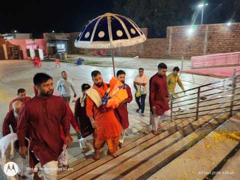 23jjrp15- बेरी के माता भीमेश्वरी देवी मंदिर में पूजा करते पुजारी। संवाद 23jjrp15- बेरी के माता भीमेश्वरी देवी मंदिर में पूजा करते पुजारी। संवाद