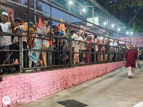 23jjrp15- बेरी के माता भीमेश्वरी देवी मंदिर में पूजा करते पुजारी। संवाद 23jjrp15- बेरी के माता भीमेश्वरी देवी मंदिर में पूजा करते पुजारी। संवाद