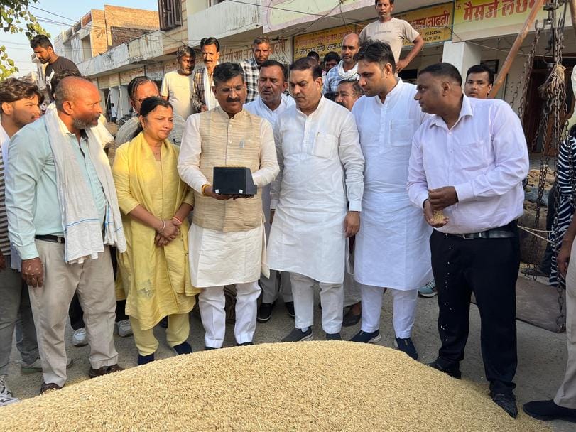 23kht_31 सेवा पखवाड़ा के अंतर्गत प्रबुद्धजन सम्मेलन में कैबिनेट मंत्री कृष्ण कुमार बेदी को सम् 23kht_31 सेवा पखवाड़ा के अंतर्गत प्रबुद्धजन सम्मेलन में कैबिनेट मंत्री कृष्ण कुमार बेदी को सम्