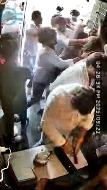 25 बस स्टैंड के नजदीक एक कैफे संचालक के साथ सोमवार को हथियार के बल पर मारपीट करते युवक। स्रोत : 25 बस स्टैंड के नजदीक एक कैफे संचालक के साथ सोमवार को हथियार के बल पर मारपीट करते युवक। स्रोत :