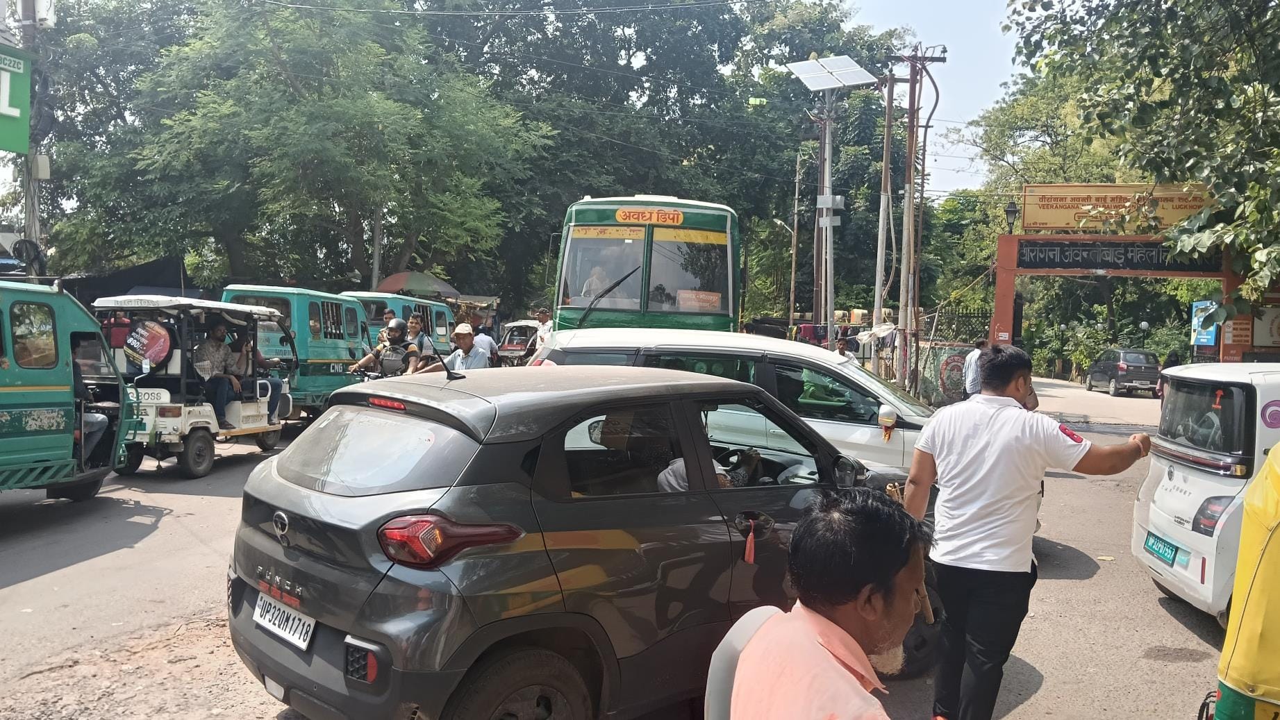 अस्पताल के गेट पर लगा जाम। अस्पताल के गेट पर लगा जाम।