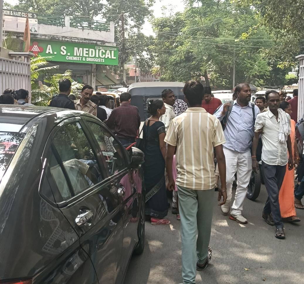 अस्पताल के गेट पर लगा जाम। अस्पताल के गेट पर लगा जाम।