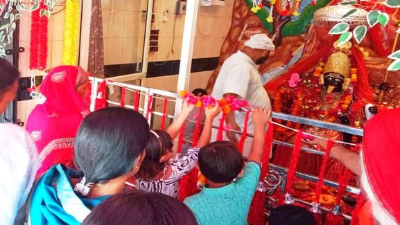 बिल्सी के हनुमानगढ़ी मंदिर पर दे्वियों पर जलाभिषेक करते भक्त। संवाद बिल्सी के हनुमानगढ़ी मंदिर पर दे्वियों पर जलाभिषेक करते भक्त। संवाद