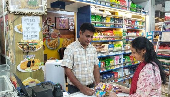 बिल्सी में व्यापारियों को जीएसटी के फायदे बताते भाजपाई। संवाद बिल्सी में व्यापारियों को जीएसटी के फायदे बताते भाजपाई। संवाद