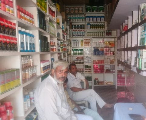 बिल्सी में व्यापारियों को जीएसटी के फायदे बताते भाजपाई। संवाद बिल्सी में व्यापारियों को जीएसटी के फायदे बताते भाजपाई। संवाद