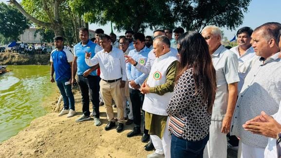 फोटो :16: ड्रैगन बोट प्रतिस्पर्धा के दौरान अपनी टीम को जीताने के लिए दम लगाते खिलाड़ी। खेल विभाग फोटो :16: ड्रैगन बोट प्रतिस्पर्धा के दौरान अपनी टीम को जीताने के लिए दम लगाते खिलाड़ी। खेल विभाग