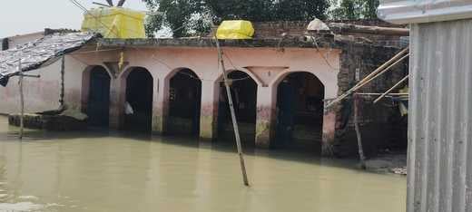 फोटो-21, चित्रकूट डिप पर बाढ़ का पानी कम होने से निकलते लोग। संवाद फोटो-21, चित्रकूट डिप पर बाढ़ का पानी कम होने से निकलते लोग। संवाद