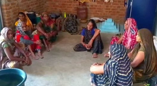 फोटो 23 एमएएचपी 07 परिचय-घटनास्थल की जांच करते एसपी व अपर एसपी। स्रोत: पुलिस