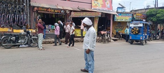 फोटो 24 एयूआरपी 19 बिधूना कस्बा में सड़क की नपाई करते कर्मी। संवाद फोटो 24 एयूआरपी 19 बिधूना कस्बा में सड़क की नपाई करते कर्मी। संवाद