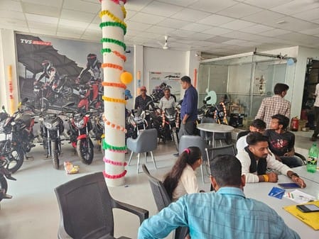 फोटो-24एयूआरपी 17- कार को देखते ग्राहक। संवाद फोटो-24एयूआरपी 17- कार को देखते ग्राहक। संवाद