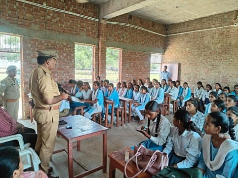 फोटो-24एयूआरपी 21 - मां के विग्रह को आरती डीएम डॉ. इंद्रमणि त्रिपाठी व मौजूद अन्य लोग। स्रोत:आय फोटो-24एयूआरपी 21 - मां के विग्रह को आरती डीएम डॉ. इंद्रमणि त्रिपाठी व मौजूद अन्य लोग। स्रोत:आय