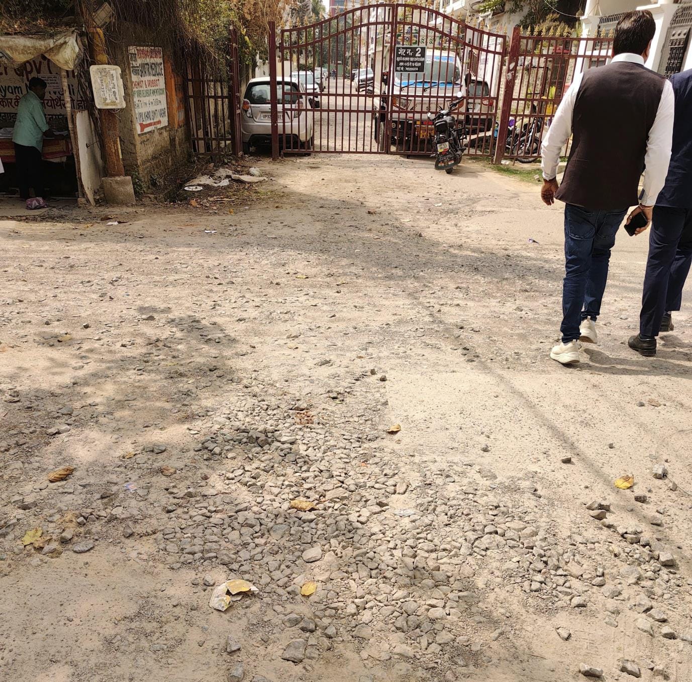 गोमती नगर के विपुल खंड और विशाल खंड में खराब सड़कें। 