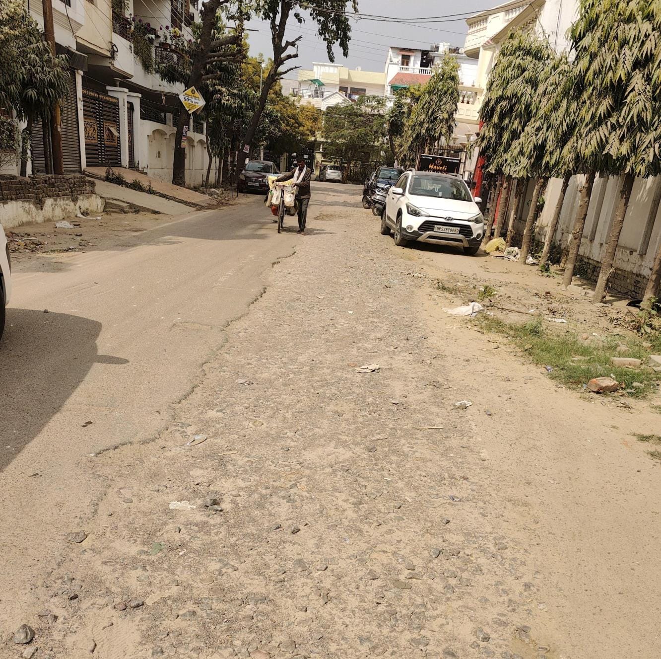 गोमती नगर के विपुल खंड और विशाल खंड में खराब सड़कें। 
