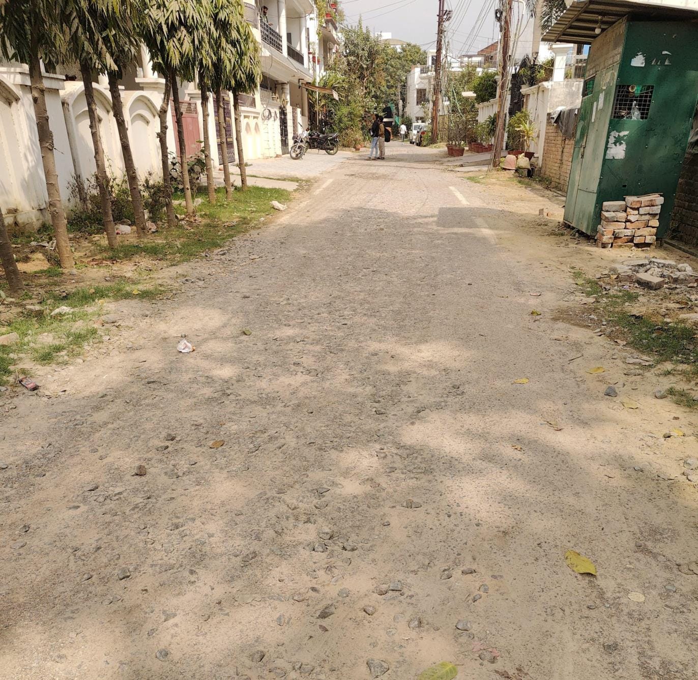गोमती नगर के विपुल खंड और विशाल खंड में खराब सड़कें। 