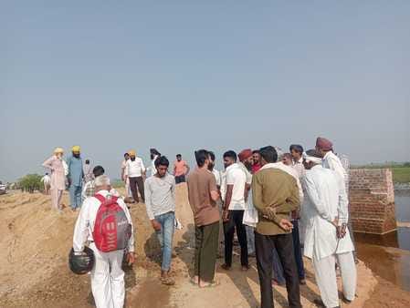 हस्तिनापुर चांदपुर मार्ग पर हंगामा करते किसान स्रोत संवाद