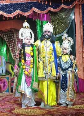 हस्तिनापुर में रामलीला मंचन करते कलाकार स्रोत संवाद हस्तिनापुर में रामलीला मंचन करते कलाकार स्रोत संवाद