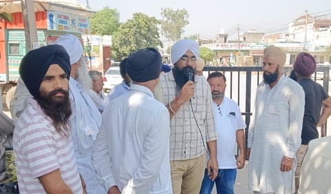इस्माईलाबाद। अनाज मंडी में धान की खरीद न होने पर गेट बंद कर प्रदर्शन करते किसान। संवाद इस्माईलाबाद। अनाज मंडी में धान की खरीद न होने पर गेट बंद कर प्रदर्शन करते किसान। संवाद