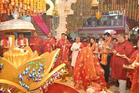 कुरुक्षेत्र। मां भद्रकाली की पूजा-अर्चना करते पीठाध्यक्ष प. सतपाल, एसपी नीतिश अग्रवाल परिवार सह कुरुक्षेत्र। मां भद्रकाली की पूजा-अर्चना करते पीठाध्यक्ष प. सतपाल, एसपी नीतिश अग्रवाल परिवार सह