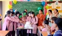 कस्तूरबा गांधी आवासीय विद्यालय में मीना की वर्षगांठ पर कार्यक्रम में नुक्कड नाटक करती छात्राएं। कस्तूरबा गांधी आवासीय विद्यालय में मीना की वर्षगांठ पर कार्यक्रम में नुक्कड नाटक करती छात्राएं।