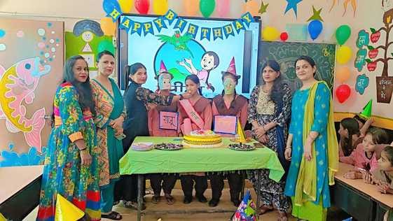 कस्तूरबा गांधी बालिका आवासीय विद्यालय पूर्वा अहिरान में मीना मंच का स्थापना दिवस मनाया गया। स्र कस्तूरबा गांधी बालिका आवासीय विद्यालय पूर्वा अहिरान में मीना मंच का स्थापना दिवस मनाया गया। स्र