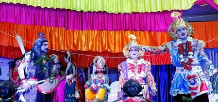 ओसीएफ इस्टेट श्रीरामलीला में कैकेयी-दशरथ संवाद का मंचन करते कलाकर। स्रोत: कमेटी ओसीएफ इस्टेट श्रीरामलीला में कैकेयी-दशरथ संवाद का मंचन करते कलाकर। स्रोत: कमेटी