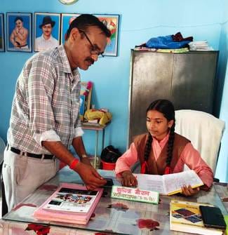 पलिया में एक दिन की बीडीओ प्रियांशी वर्मा को गुलदस्ता भेंट करते बीडीओ। स्रोत : ब्लाॅक पलिया में एक दिन की बीडीओ प्रियांशी वर्मा को गुलदस्ता भेंट करते बीडीओ। स्रोत : ब्लाॅक