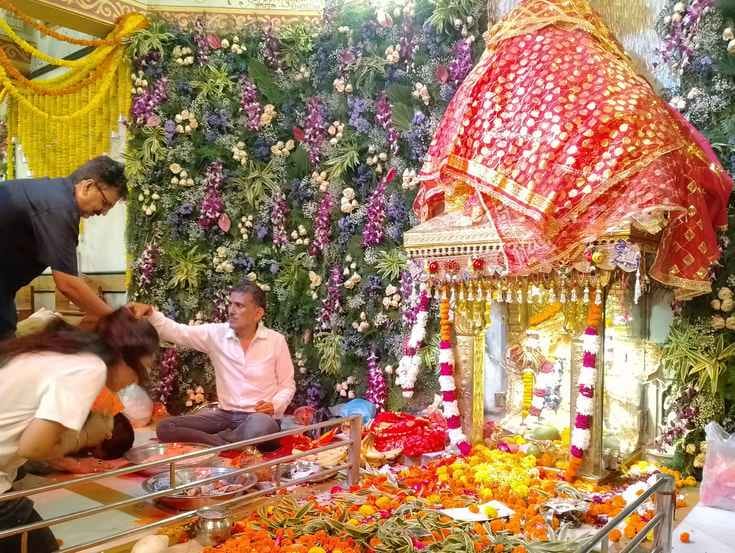 प्राचीन श्री देवी मंदिर में माता के दर्शन के लिए लाइन में खड़े भक्त। संवाद