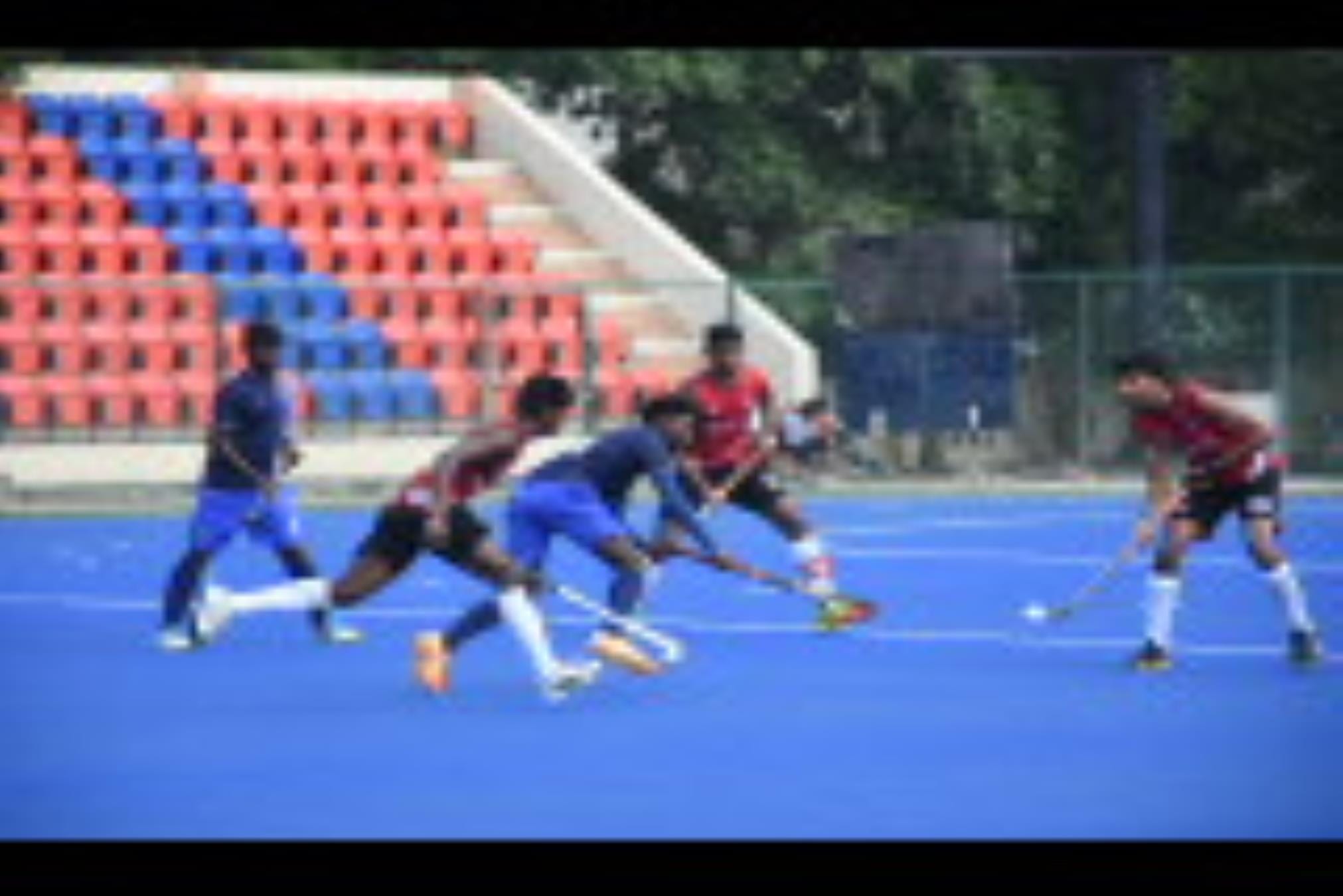 पद्मश्री मो. शाहिद हॉकी स्टेडियम में मंगलवार को हुए हॉकी के मुकाबले में गेंद के लिए भिड़ते खिला