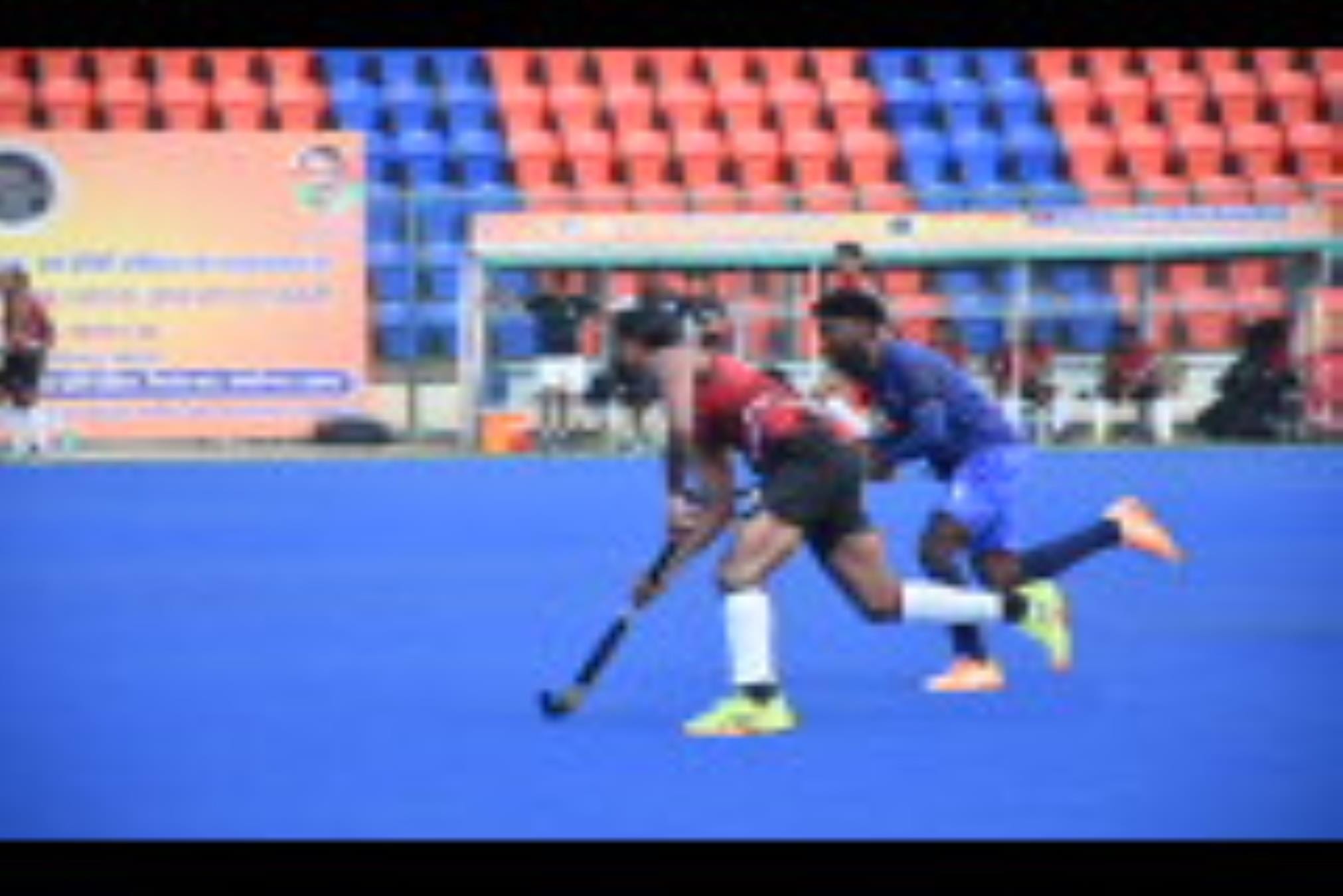 पद्मश्री मो. शाहिद हॉकी स्टेडियम में मंगलवार को हुए हॉकी के मुकाबले में गेंद के लिए भिड़ते खिला
