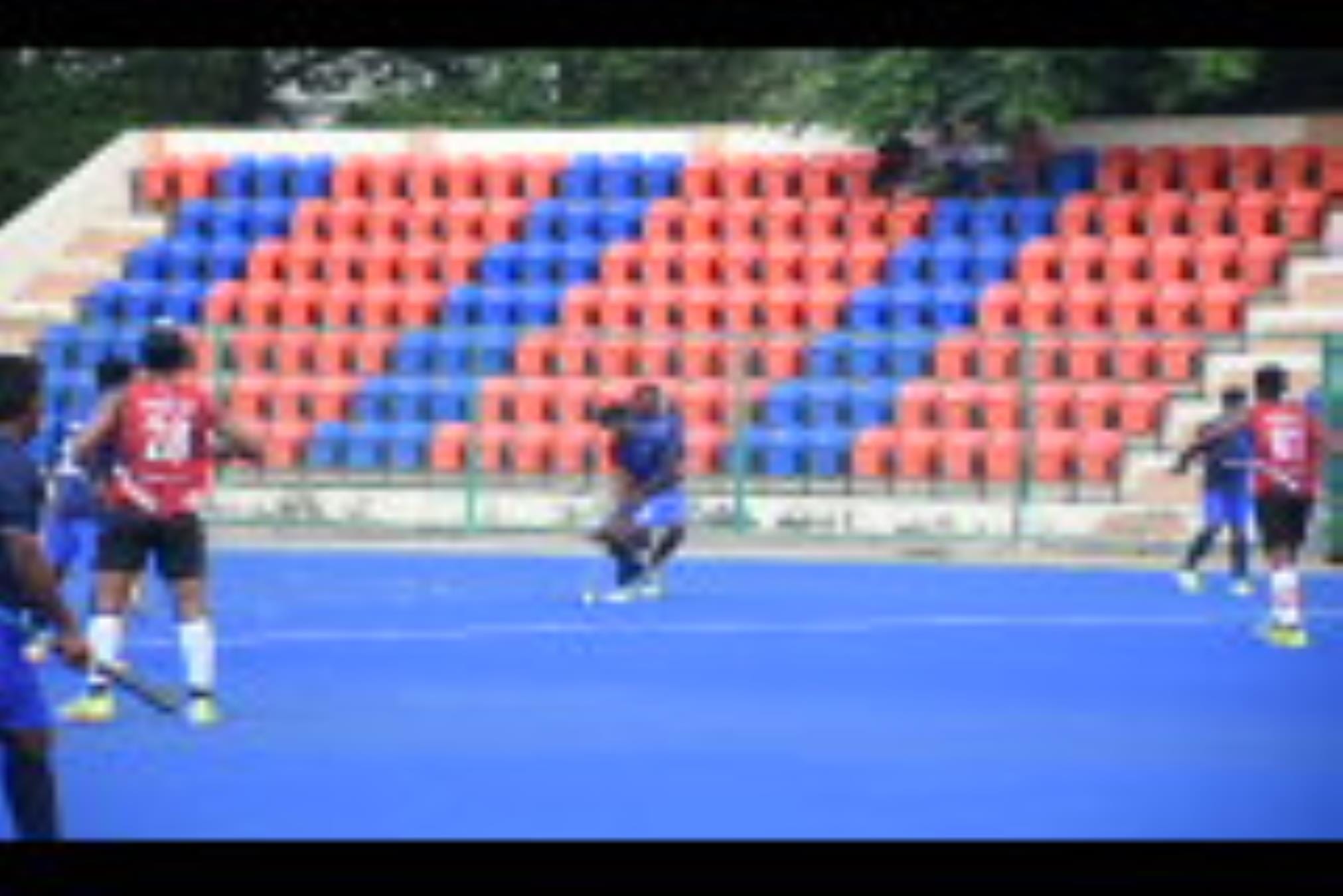 पद्मश्री मो. शाहिद हॉकी स्टेडियम में मंगलवार को हुए हॉकी के मुकाबले में गेंद के लिए भिड़ते खिला