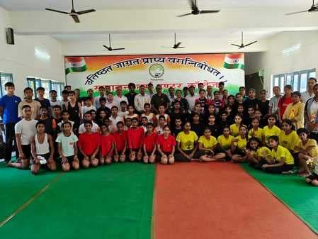 सनातन धर्म इंटर कॉलेज में मंडलीय योगासन प्रतियोगिता में आसान प्रस्तुत करते हुए खिलाड़ी स्रोत आय सनातन धर्म इंटर कॉलेज में मंडलीय योगासन प्रतियोगिता में आसान प्रस्तुत करते हुए खिलाड़ी स्रोत आय