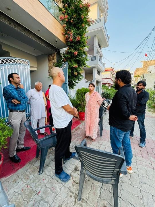 सपा की प्रवक्ता व प्रभारी उत्तर विधान सभा पूजा शुक्ला मंगलवार शाम अतुल जैन के घर पहुंचीं। सपा की प्रवक्ता व प्रभारी उत्तर विधान सभा पूजा शुक्ला मंगलवार शाम अतुल जैन के घर पहुंचीं।