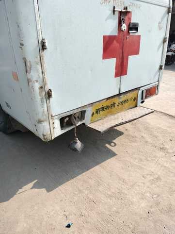 शाहजहांपुर में राजकीय मेडिकल कॉलेज के ट्रॉमा सेंटर के सामने खड़ी एंबुलेंस। संवाद शाहजहांपुर में राजकीय मेडिकल कॉलेज के ट्रॉमा सेंटर के सामने खड़ी एंबुलेंस। संवाद