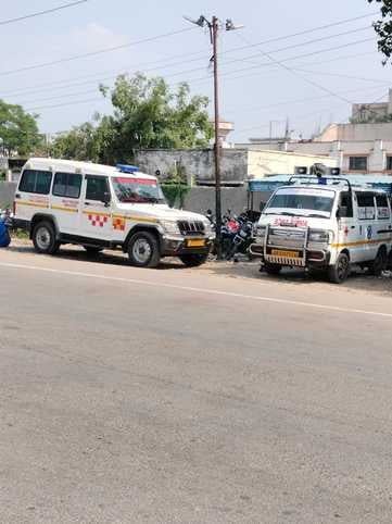 शाहजहांपुर में राजकीय मेडिकल कॉलेज के ट्रॉमा सेंटर के सामने खड़ी एंबुलेंस। संवाद शाहजहांपुर में राजकीय मेडिकल कॉलेज के ट्रॉमा सेंटर के सामने खड़ी एंबुलेंस। संवाद