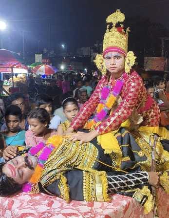 शहर में निकली रामलीला के पात्रों की सवारी। स्रोत: आयोजक शहर में निकली रामलीला के पात्रों की सवारी। स्रोत: आयोजक