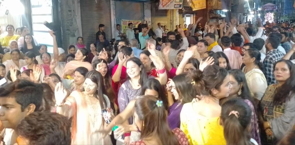 श्री रामलीला ड्रामेटिक क्लब सनौली रोड की श्रीराम बारात में रथ पर सवार श्रीराम। संवाद