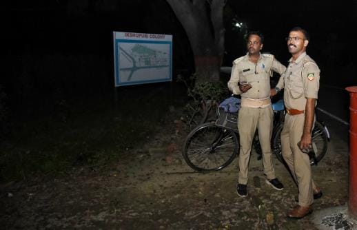 तेंदुआ से सतर्कता के लिए गश्त करते वनकर्मी। तेंदुआ से सतर्कता के लिए गश्त करते वनकर्मी।