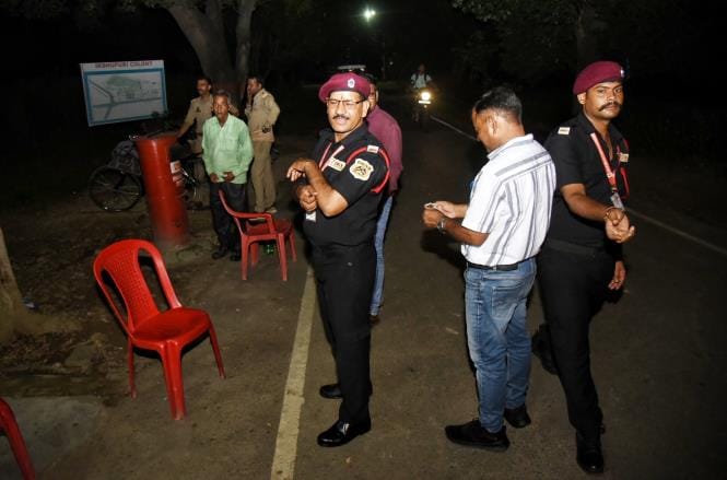 तेंदुआ से सतर्कता के लिए गश्त करते वनकर्मी। तेंदुआ से सतर्कता के लिए गश्त करते वनकर्मी।