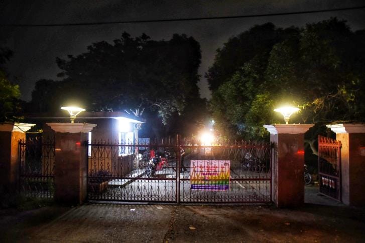 तेंदुआ से सतर्कता के लिए गश्त करते वनकर्मी। तेंदुआ से सतर्कता के लिए गश्त करते वनकर्मी।