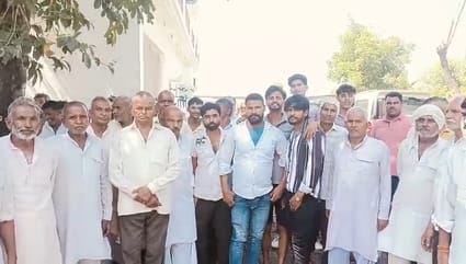 दौराला- भगवानपुर गांव पहुंचे एसडीएम सरधना। स्रोत : संवाद दौराला- भगवानपुर गांव पहुंचे एसडीएम सरधना। स्रोत : संवाद