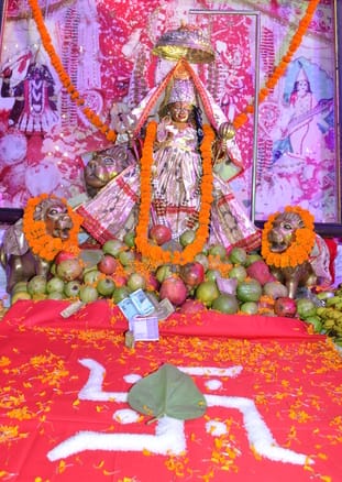 05... अदि शक्ति मां झंडे वाली सेवा समिति की ओर से आयोजित माता की चौकी में दरबार में विराजमान म