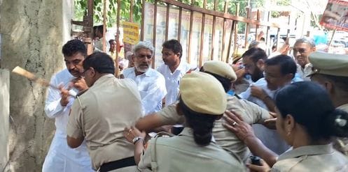 10. आंबेडकर चौक स्थित कांग्रेस कार्यालय में पूर्व पार्षद सूरजमल किलोई अपनी बात रखते हुए, साथ म 10. आंबेडकर चौक स्थित कांग्रेस कार्यालय में पूर्व पार्षद सूरजमल किलोई अपनी बात रखते हुए, साथ म