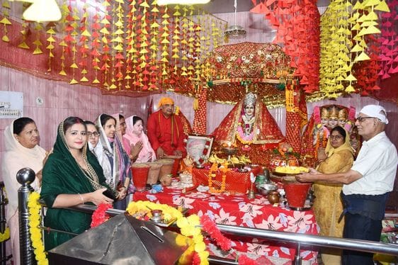 42 माता दरवाजा स्थित संकट मोचन मंदिर में नवरात्र महोत्सव के उपलक्ष्य में बुधवार को मां चंद्रघं 42 माता दरवाजा स्थित संकट मोचन मंदिर में नवरात्र महोत्सव के उपलक्ष्य में बुधवार को मां चंद्रघं