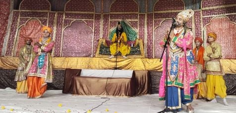 46 कुकारों वाली रामलीला में मंचन करते कलाकार। संवाद 46 कुकारों वाली रामलीला में मंचन करते कलाकार। संवाद