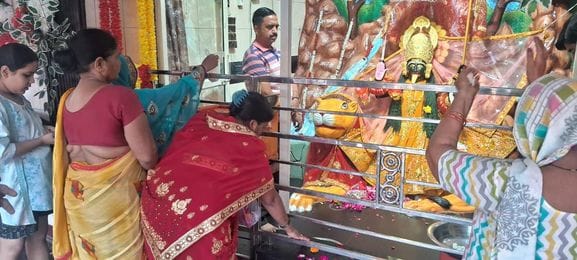 बिल्सी के हनुमानगढ़ी मंदिर में पूजा-अर्चना करते मां के भक्त। संवाद बिल्सी के हनुमानगढ़ी मंदिर में पूजा-अर्चना करते मां के भक्त। संवाद
