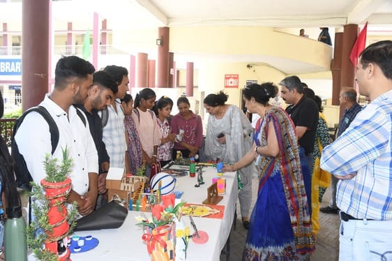 बेस्ट आउट ऑफ वेस्ट प्रदर्शनी में विद्यार्थियों द्वारा बनाई गई वस्तुएं। स्रोत : स्कूल बेस्ट आउट ऑफ वेस्ट प्रदर्शनी में विद्यार्थियों द्वारा बनाई गई वस्तुएं। स्रोत : स्कूल