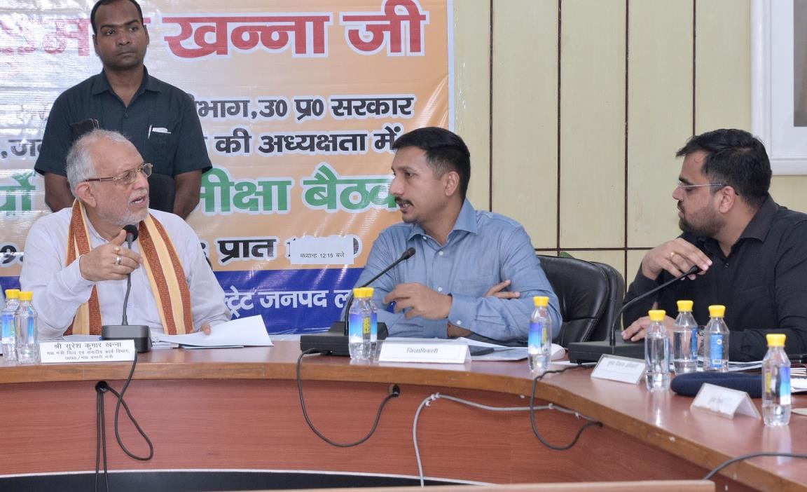 बैठक करते प्रभारी मंत्री सुरेश खन्ना।