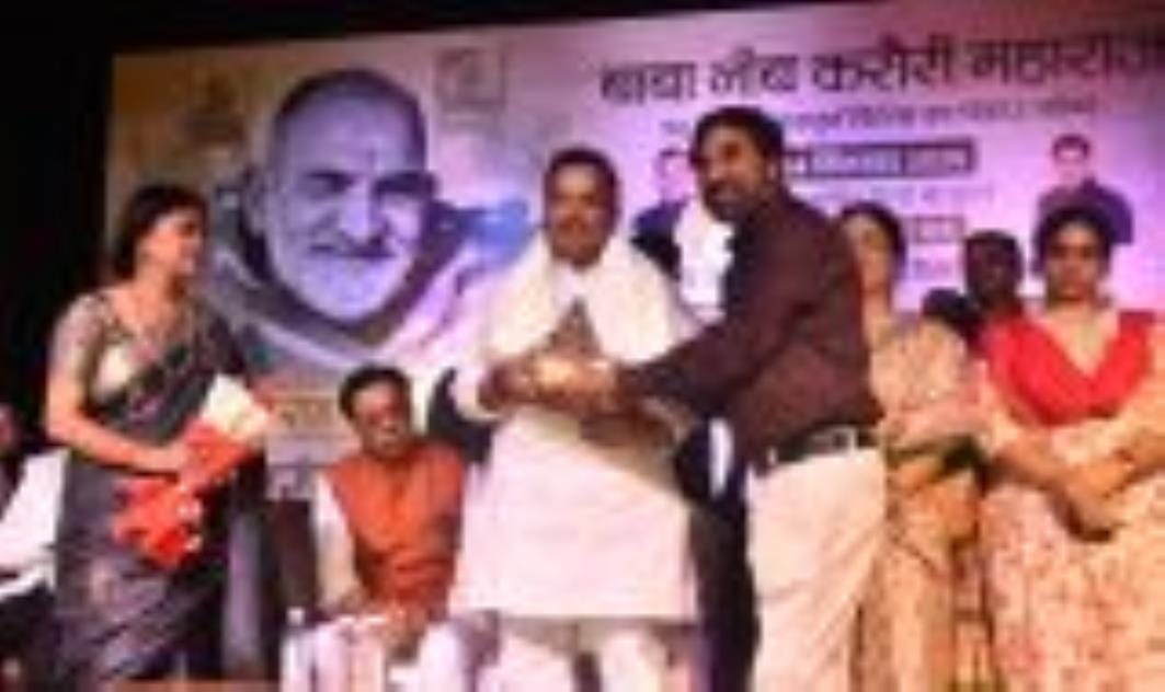 फिल्म का पोस्टर लॉन्च करते पर्यटन मंत्री जयवीर सिंह, मधुर भंडारकर व अन्य। इस मौके पर फिल्म से ज फिल्म का पोस्टर लॉन्च करते पर्यटन मंत्री जयवीर सिंह, मधुर भंडारकर व अन्य। इस मौके पर फिल्म से ज