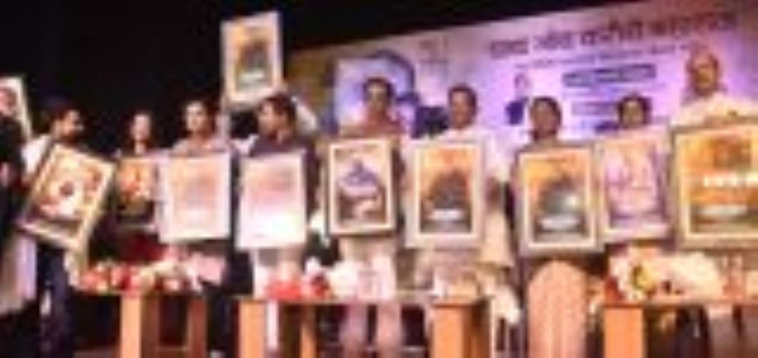 फिल्म का पोस्टर लॉन्च करते पर्यटन मंत्री जयवीर सिंह, मधुर भंडारकर व अन्य। इस मौके पर फिल्म से ज फिल्म का पोस्टर लॉन्च करते पर्यटन मंत्री जयवीर सिंह, मधुर भंडारकर व अन्य। इस मौके पर फिल्म से ज